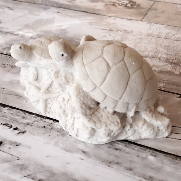 Sand-Deco SandStone Figure Of 2 Sea Turtles On Coral And Sea Shells - Picture 5 of 7